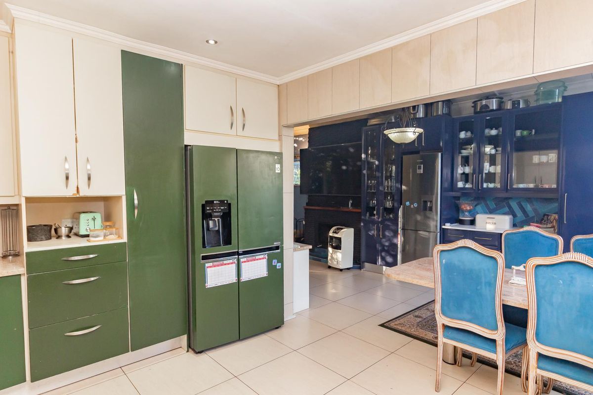 Elegant 3-Bedroom Family  Home WithPrivate Cottage, Pool & Lush Garden Oasis - Photo 4