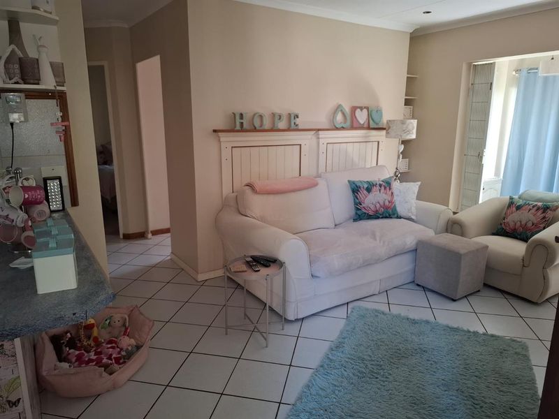 2 Bedroom townhouse in Moreleta Park - Photo 2