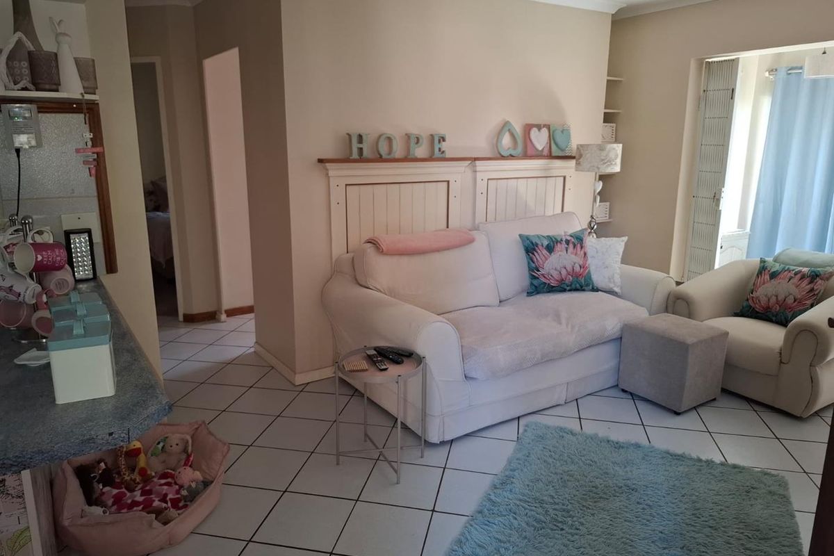 2 Bedroom townhouse in Moreleta Park - Photo 2
