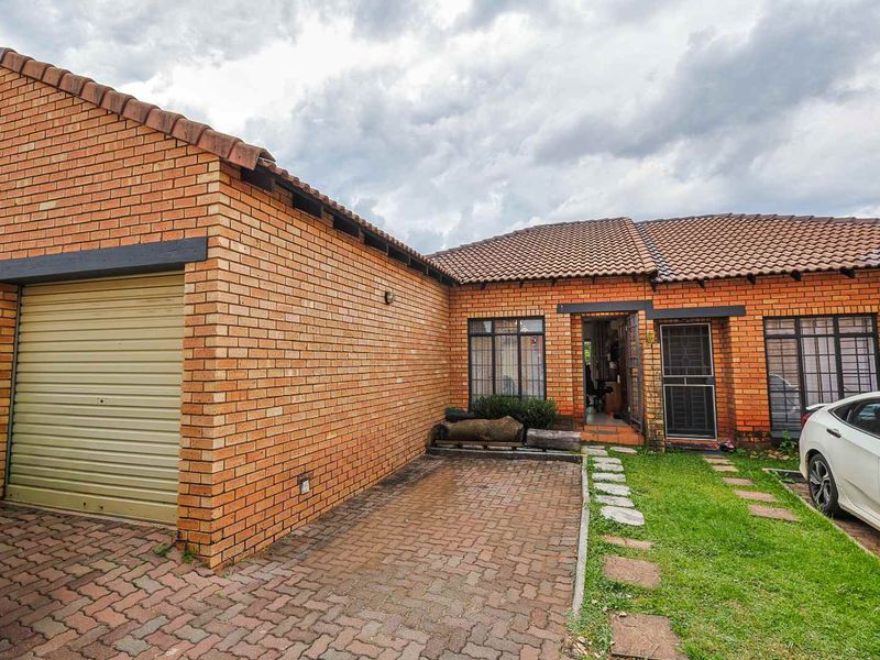 Charming & Modern 2-Bedroom Townhouse - Photo 3