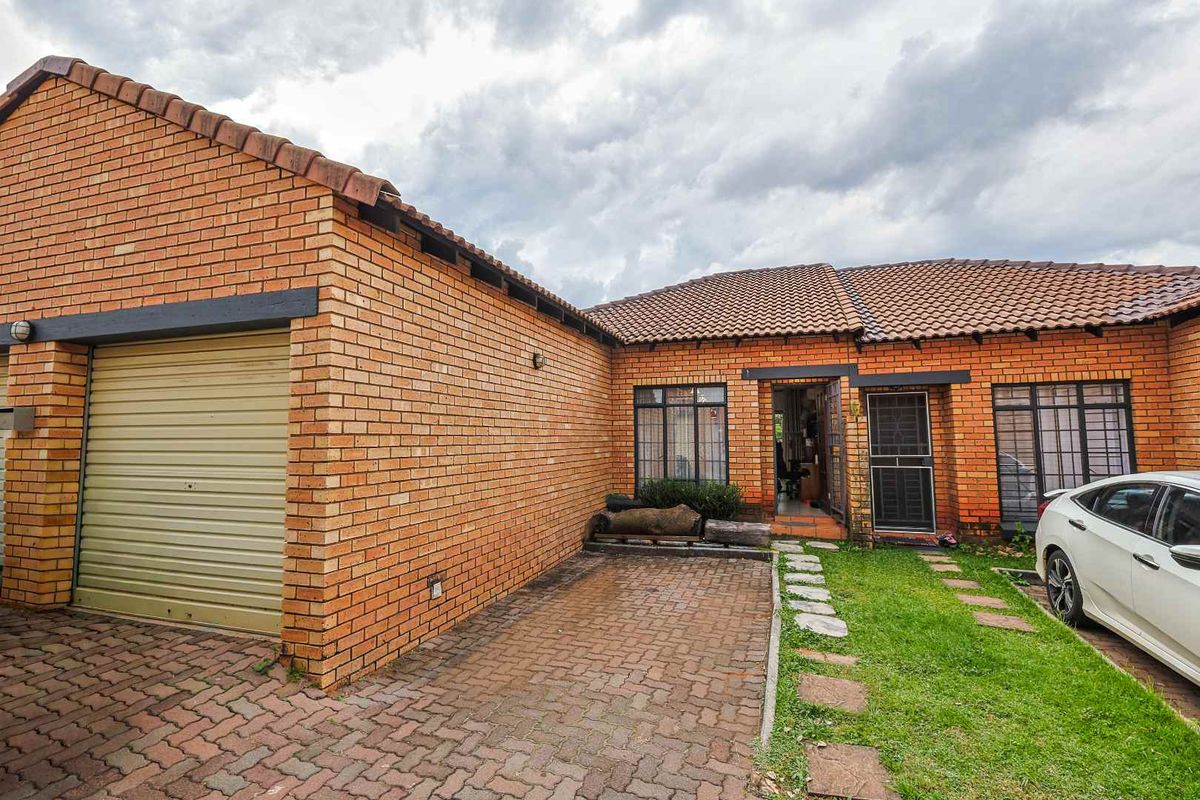 Charming & Modern 2-Bedroom Townhouse - Photo 3