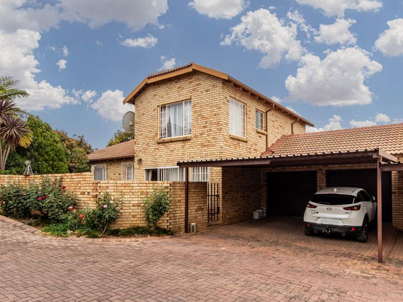 The perfect lock up and go for young proffesional in Honeydew Residential Estate, close to Christiaan de Wet and important amneities, Wilgeheuwel Hospital, Clea - Photo 2