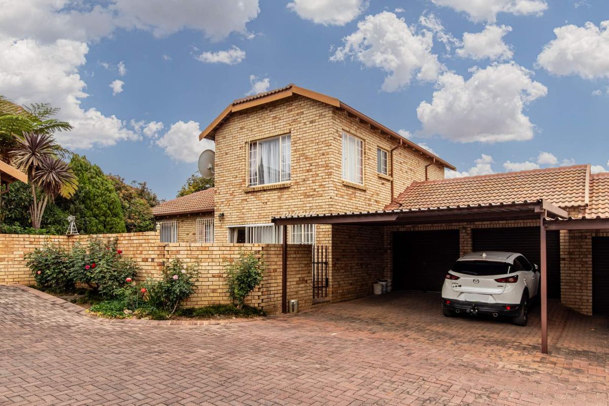 The perfect lock up and go for young proffesional in Honeydew Residential Estate, close to Christiaan de Wet and important amneities, Wilgeheuwel Hospital, Clea - Photo 2