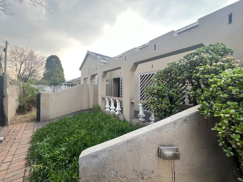 Spacious 3-Bedroom Family Home – Modern Renovations & Massive Private Garden in Western Extension! - Photo 1