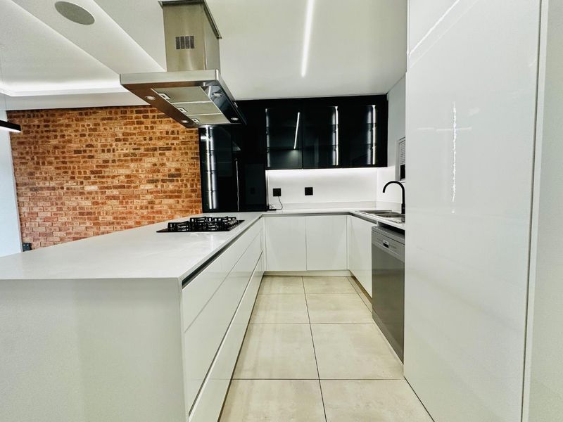 Stylish 2-Bed, 2-Bath Ground Floor Apartment with Private Splash Pool in Broadacres - Photo 3