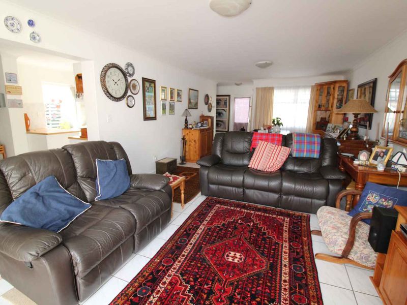 Well Maintained Townhouse - Photo 6