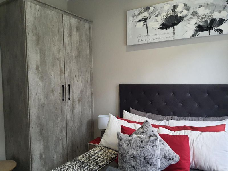Stunning 3 bed, 2 bath unit in a secure complex - Photo 8