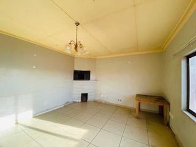Exceptional Multi-Unit Property with Two Main Homes, Flats & Multiple Garages – Walvis Bay, Namibia - Photo 4