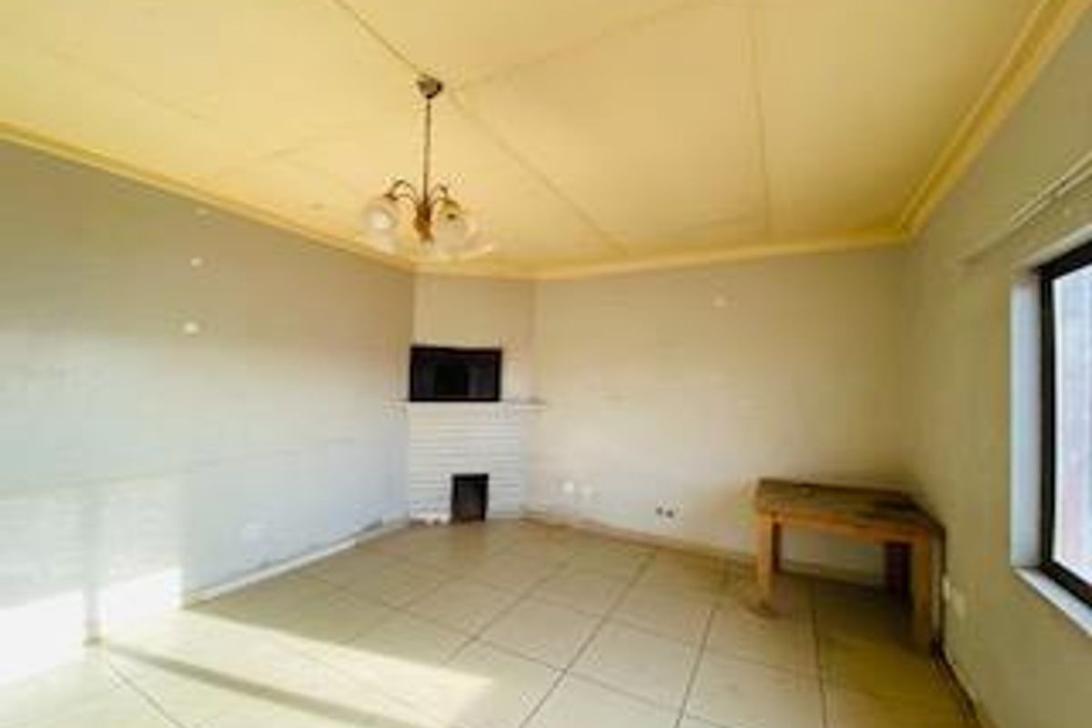 Exceptional Multi-Unit Property with Two Main Homes, Flats & Multiple Garages – Walvis Bay, Namibia - Photo 4