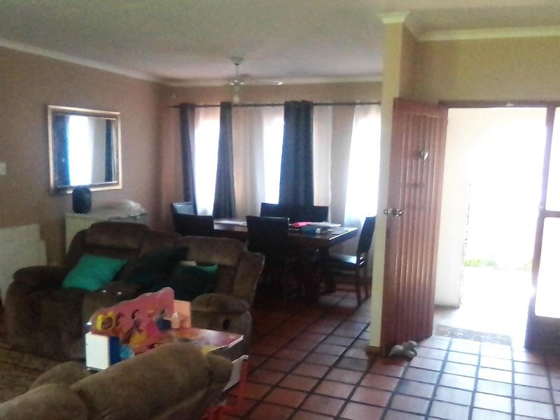 BIG SPACIOUS 4 BEDROOM HOUSE WITH POOL TO RENT IN MAGALIESKRUIN - Photo 2