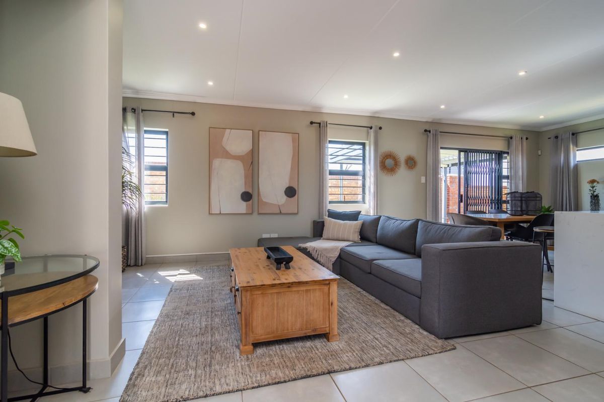 Stunning 148 m2 4-Bedroom Home in Lion Pride Lifestyle Estate - Photo 4