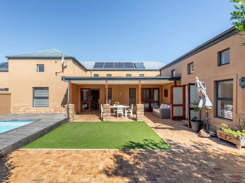 Drive, Chip, and Chill: Exclusive Cul-de-Sac Living on the Estate - Photo 2