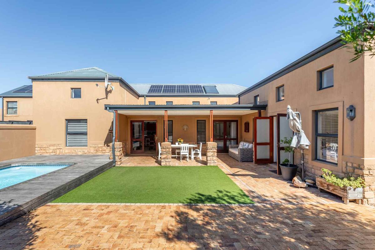 Drive, Chip, and Chill: Exclusive Cul-de-Sac Living on the Estate - Photo 2