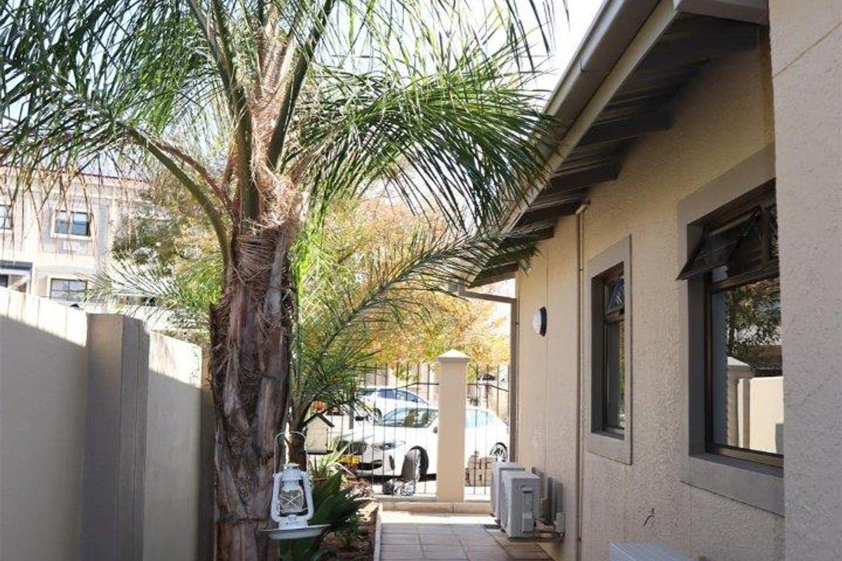 Well maintained unit in Medical Centre complex. Perfect opportunity for Medical Professionals. - Photo 2