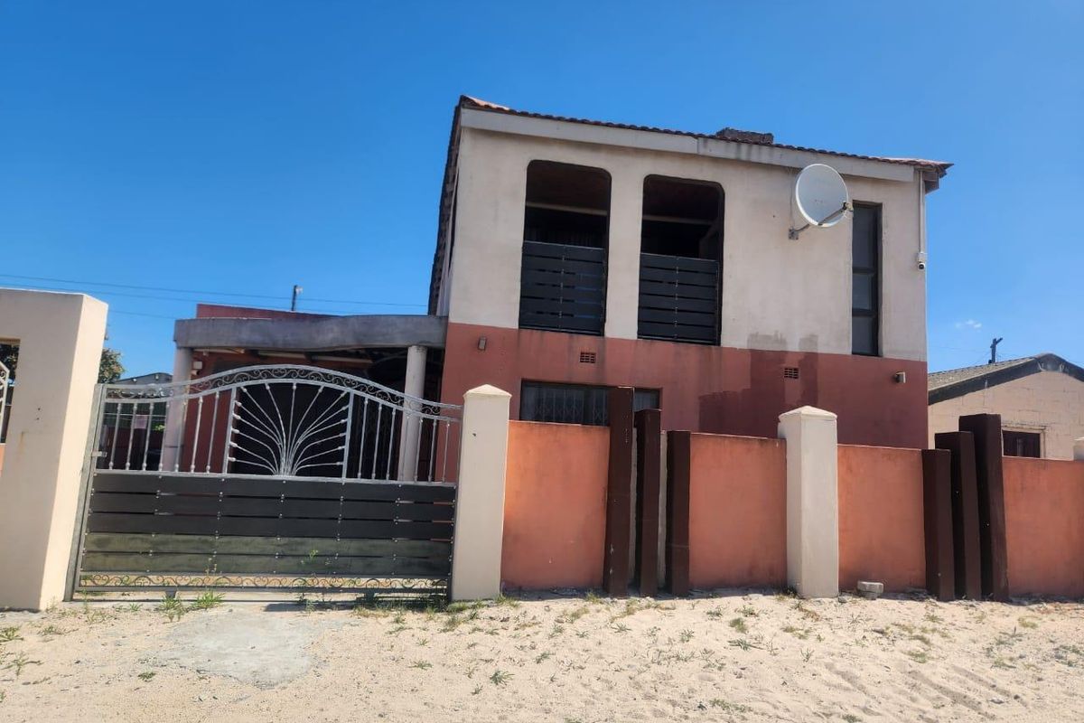 Spacious Family Home for Sale in Khayelitsha, E Section - Photo 3
