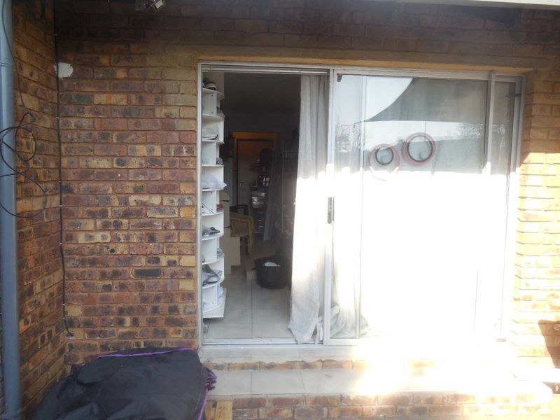 OFFICE SPACE IN JACQUELINE DRIVE. - Photo 1