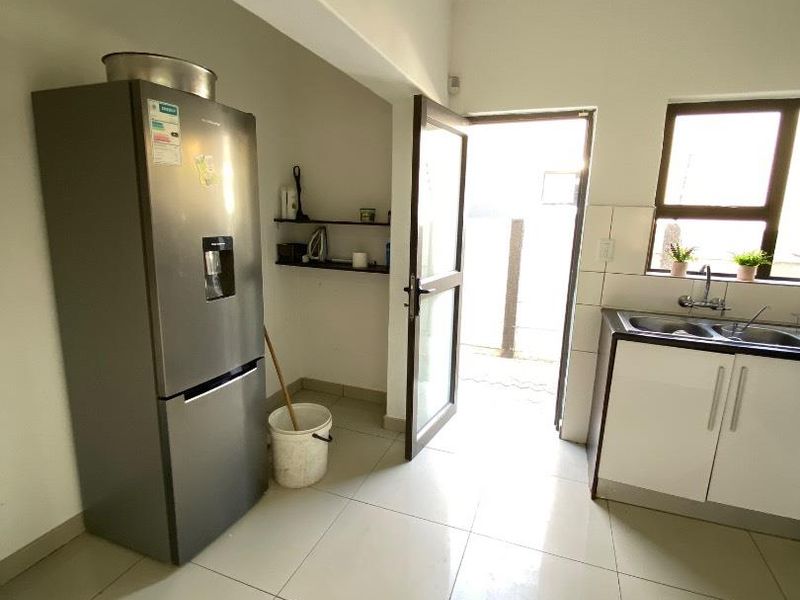 5 Bedroom House For Sale – Cimbebasia - Photo 4