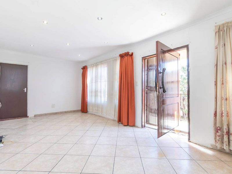 4 Bedroom House for Sale in Cosmo City - Photo 3