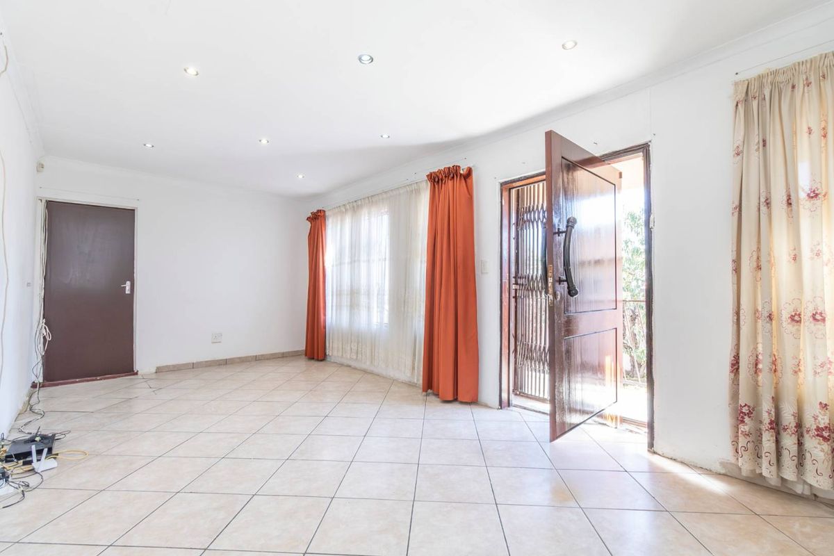 4 Bedroom House for Sale in Cosmo City - Photo 3