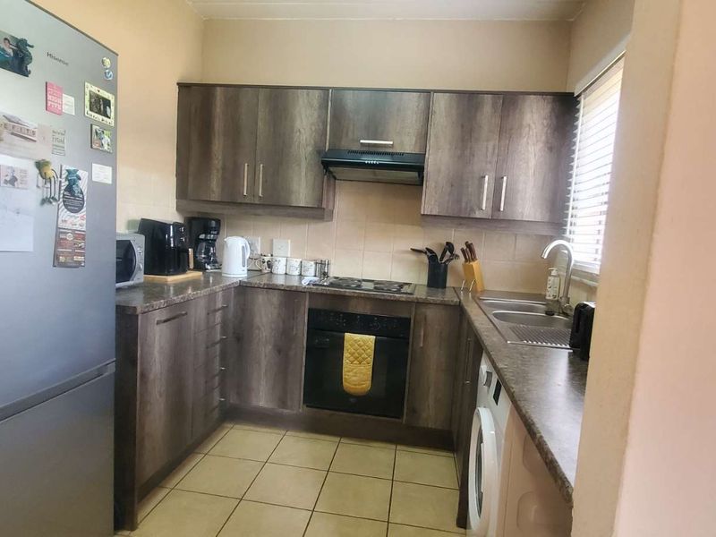 Stunning 2-bedroom pet-friendly duplex townhouse For Sale in Helderkruin - Photo 8