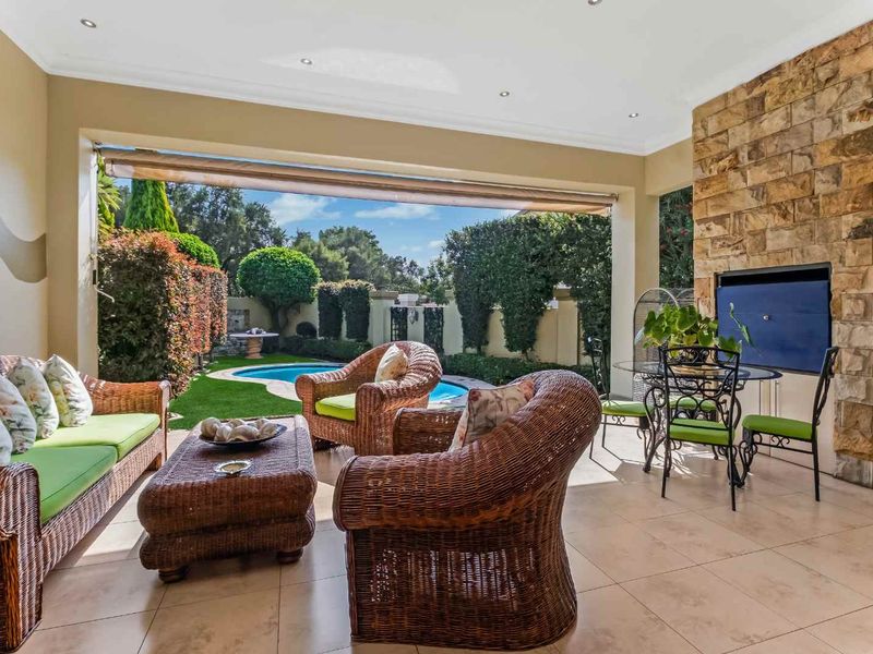 DESIRABLE MOVE-IN READY FAMILY HOME - NESTLED IN THE QUIET HAWTHORN VILLAGE ESTATE - Photo 2
