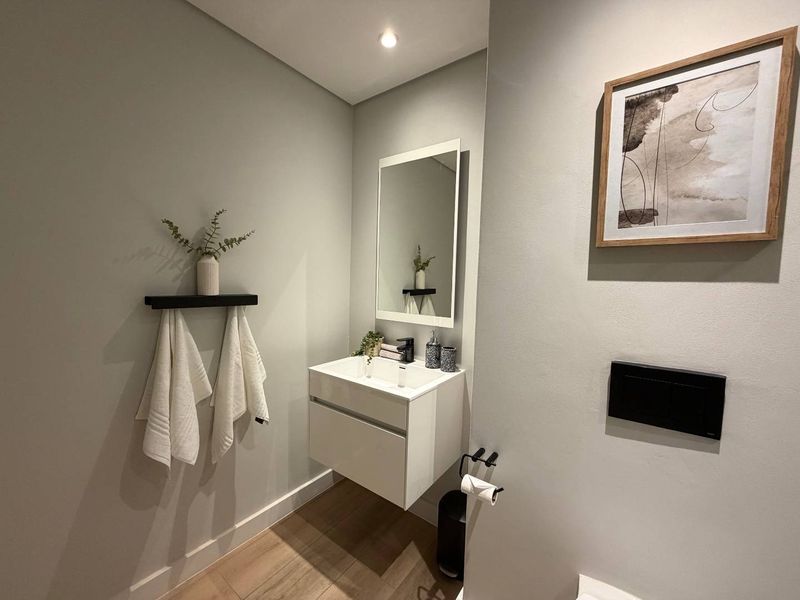 Chic One-Bedroom Apartment in Sea Point - Photo 9