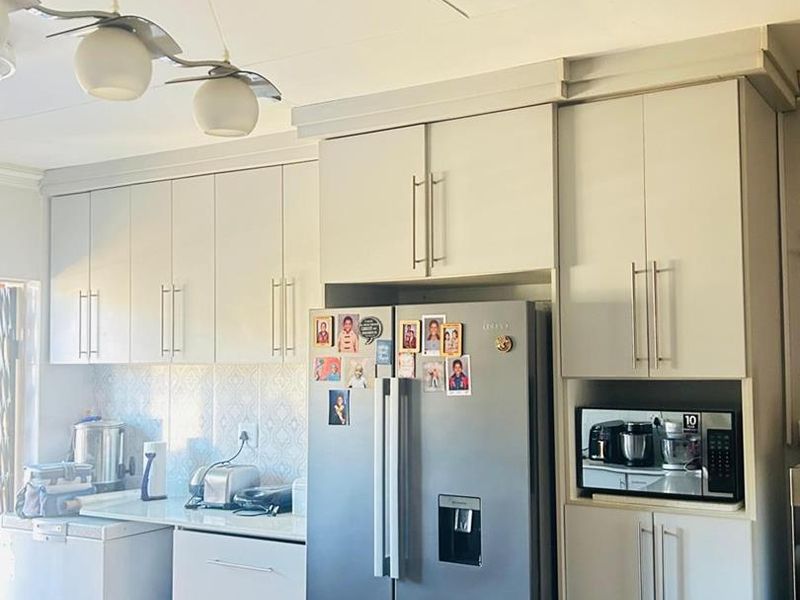 El Shaddai Townhouse: Where Comfort Meets Convenience! - Photo 2