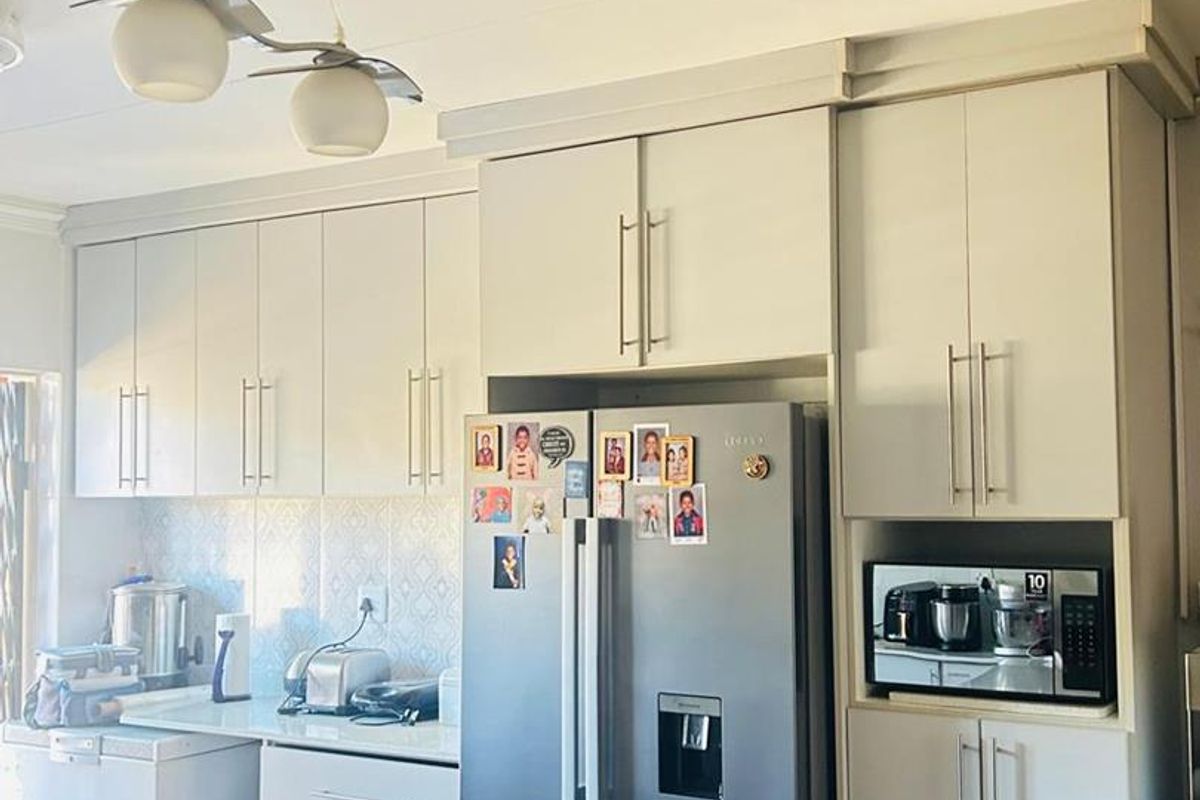 El Shaddai Townhouse: Where Comfort Meets Convenience! - Photo 2