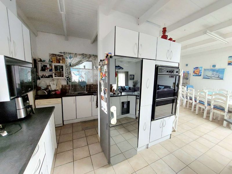 Spacious 4-Bedroom Gem: Perfect for Family & Entertaining! - Photo 4