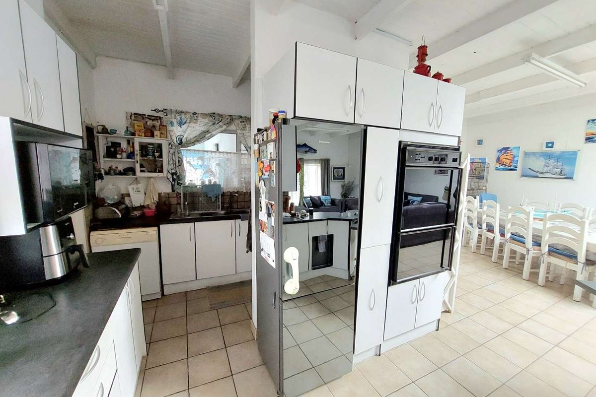 Spacious 4-Bedroom Gem: Perfect for Family & Entertaining! - Photo 4