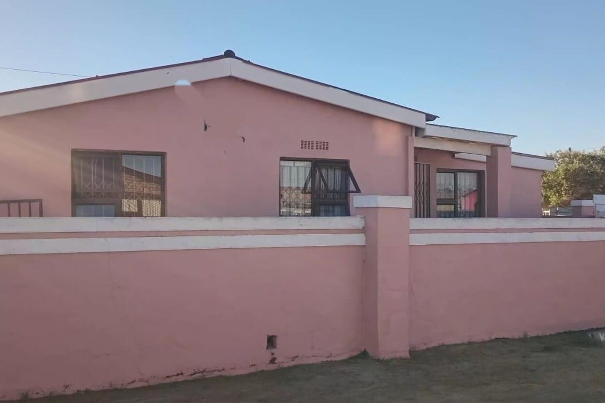 Three-bedroom house for sale in B Section, Khayelitsha - Photo 3
