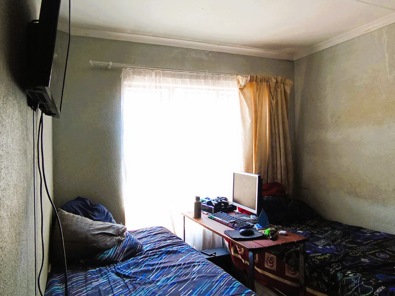 Charming 2-Bedroom Home – Ideal for First-Time Buyers or Investors - Photo 6