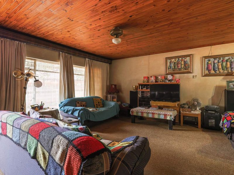 A Hidden Gem with Endless Potential – 3 Bedroom Family Home - Photo 4