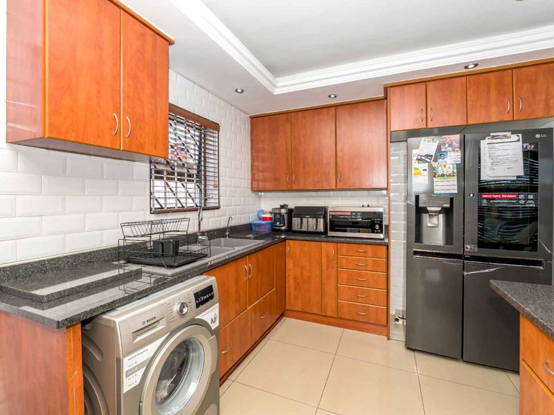 Family Home with Pool, Solar & Exceptional Entertainment Space in Vredelust - Photo 10