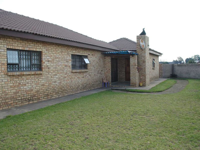 Secure Modern Contemporary Townhouse low levies. - Photo 3