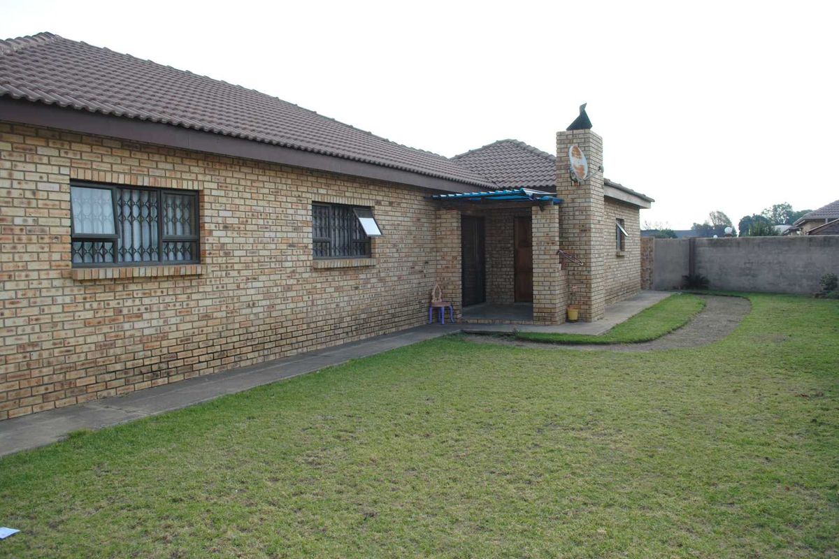 Secure Modern Contemporary Townhouse low levies. - Photo 3