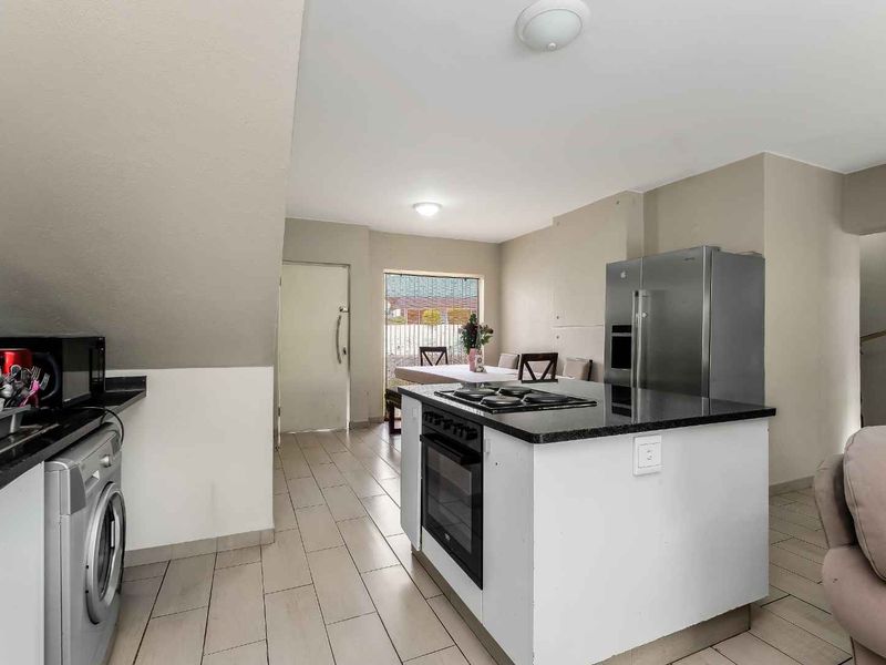 Lovely 2 Bedroom, 2 Bathroom Garden Apartment for Sale - Photo 4