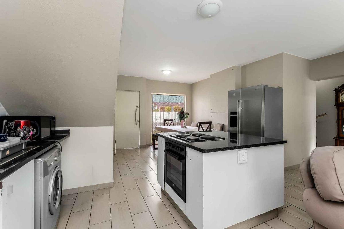 Lovely 2 Bedroom, 2 Bathroom Garden Apartment for Sale - Photo 4