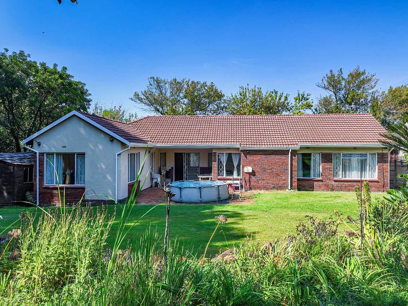 3 Bedroom Family Home with Space, Potential, and a Beautiful Garden - Photo 2