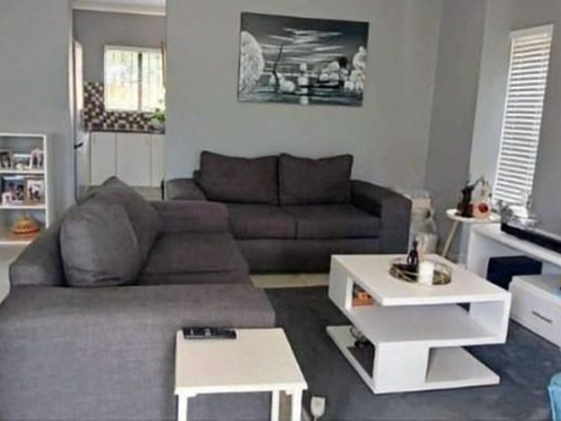 Stylish and Spacious 3-Bedroom Townhouse to Rent - Photo 4
