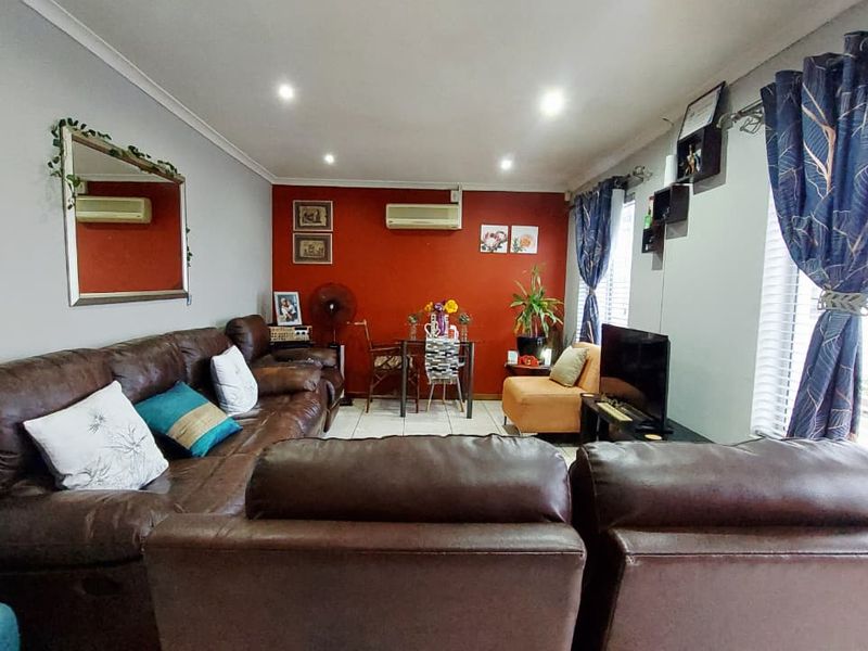 Modern 3-Bedroom Family Home in Rondevlei Park - Photo 5