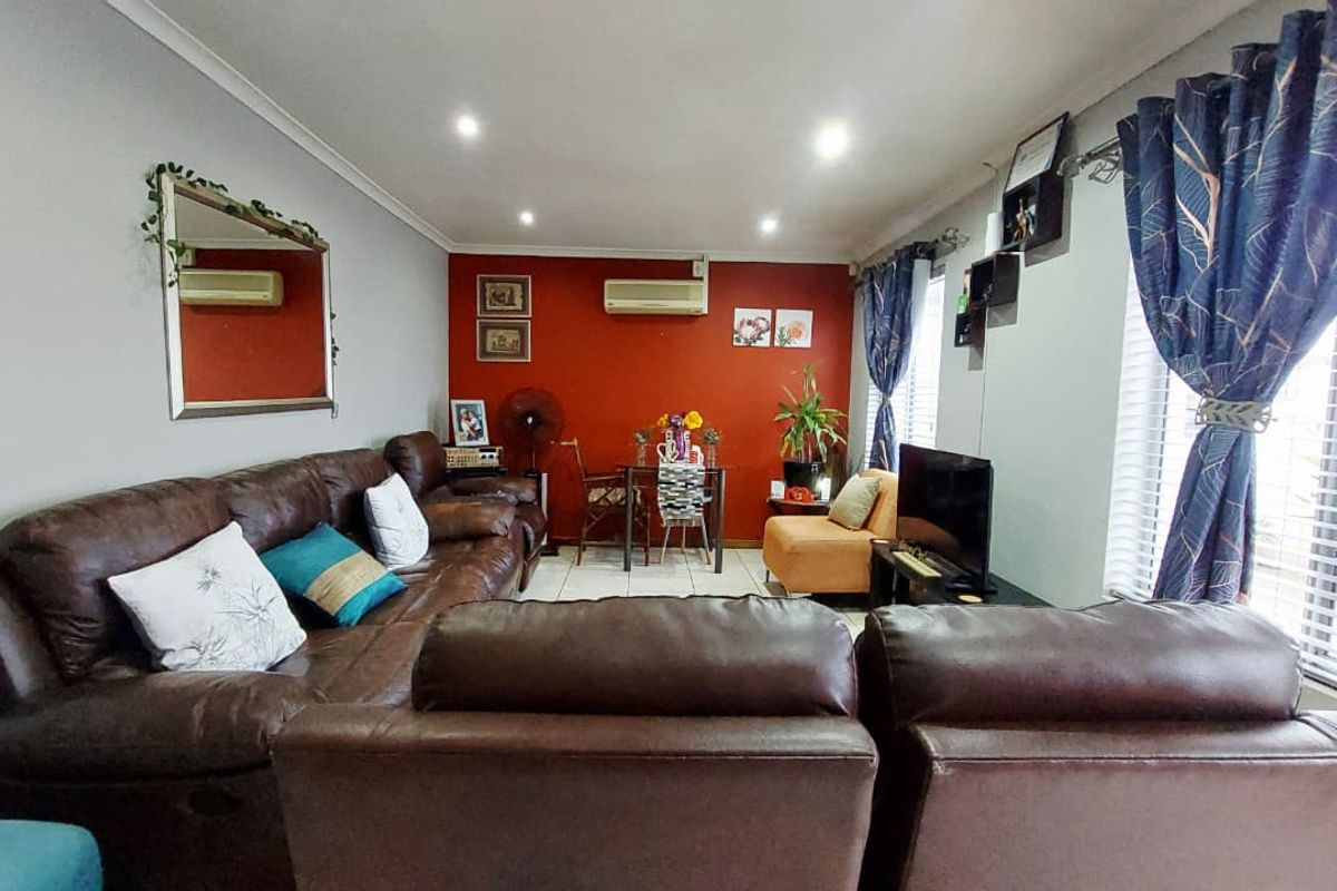 Modern 3-Bedroom Family Home in Rondevlei Park - Photo 5
