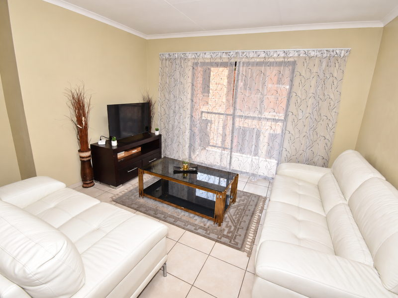 First-Floor Apartment with Beautiful Views - Photo 4