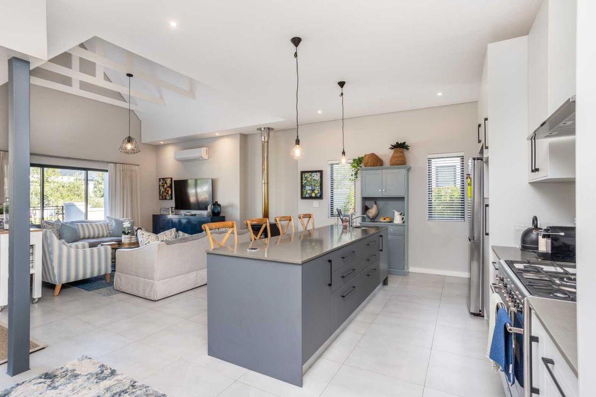 Magnificent Four-Bedroom Home to Rent on Val de Vie Estate, Offered Fully Furnished - Photo 5