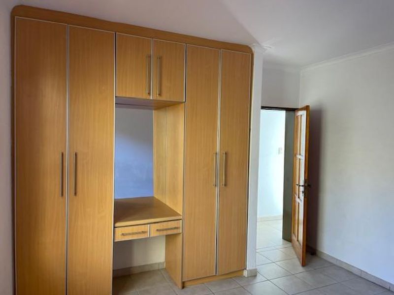 Luxurious 8-Bed Mansion: Your Dream B&B Awaits - Photo 10