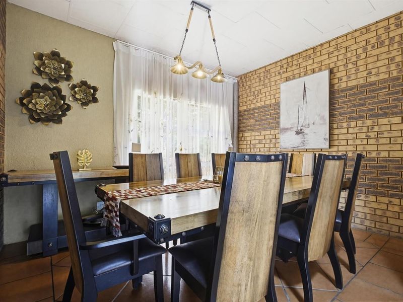 **4 Bedroom House For Sale in Glenvista, Johannesburg** **A Big Kind of Difference in Glenvista!** - Photo 7