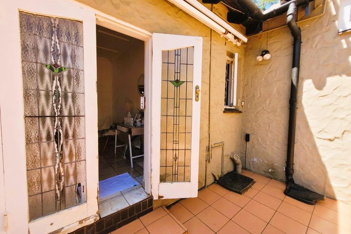 Spacious, Well-Priced 3-Bed, 2-Bath Family Home in Prime Glenwood  Charming, Secure Cul-de-Sac Setting - Photo 3