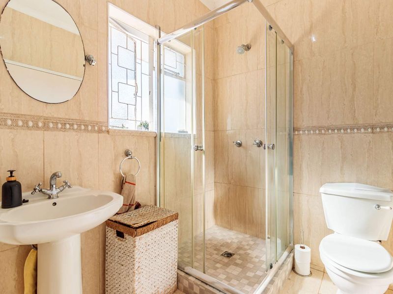 SPACIOUS FAMILY HOME WITH EXTRA ACCOMMODATION - Photo 7