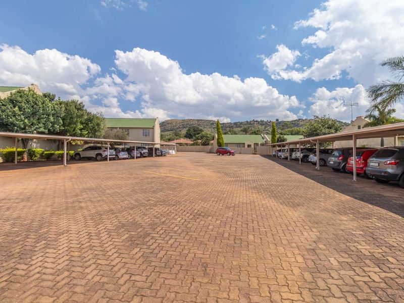 Live the Dream, Perfect Location and very sought after -Modern Family Home in upmarket Little Falls Awaits you. - Photo 8