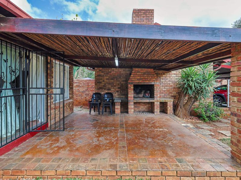Charming 2 Bedroom Townhouse in Secure Complex – Ideal for Homeowners & Investors Alike - Photo 5